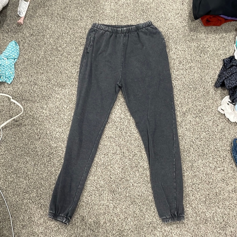 junior dark gray cuffed sweatpants in great condition!